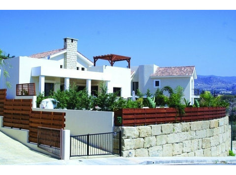 Available 3 bedroom house with private swimming pool in… - منازل