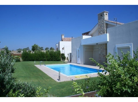 Available 3 bedroom house with private swimming pool in… - Maisons