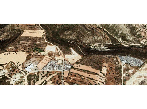 Available a nice 12951sqm industrial land in Ypsonas area… - Houses