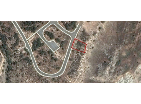 Available a residential plot in Pissouri village, in… - Maisons