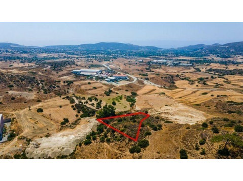 Available industrial land in Monagroulli village in… - Mājas