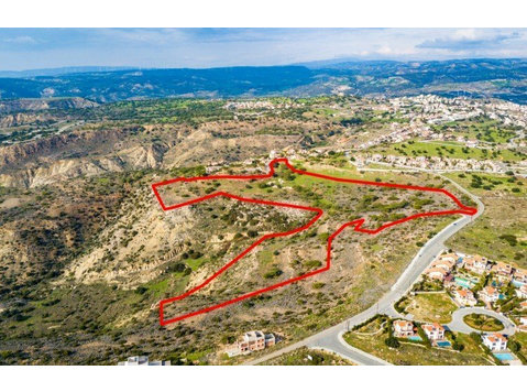 Available residential land in Pissouri, Limassol. It is… - Casas