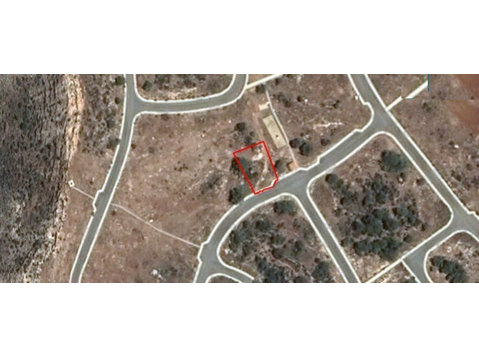 Available residential plot in Pissouri village, in… - Mājas