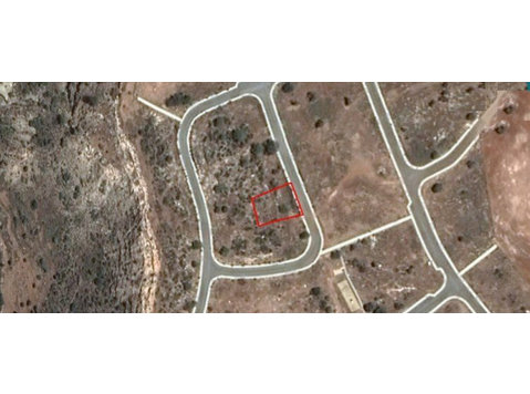 Available residential plot in Pissouri village, in… - Maisons