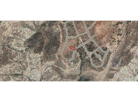 Available residential  plot in Pissouri village, in… - בתים