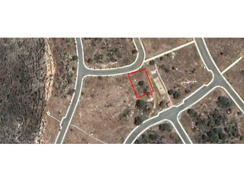 Available residential plot in Pissouri village, in… - Rumah