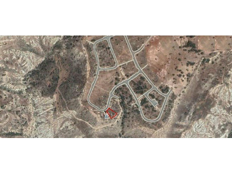 Available residential plot in Pissouri village, in… - Σπίτια