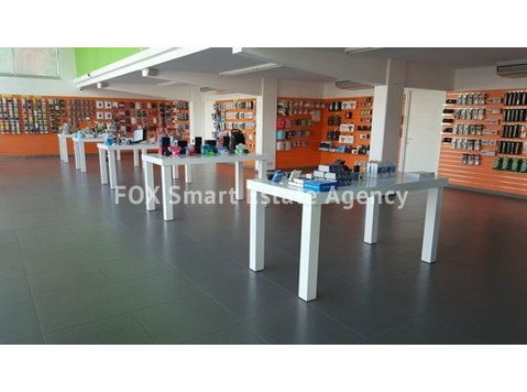 Big showroom of 900sqm covered areas plus empty plot next… - Houses