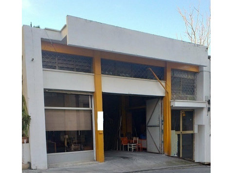 Building for investment in 295sqm land in Katholiki area in… - Casas