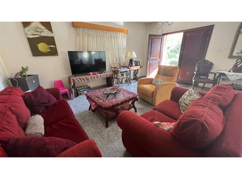 Cozy three-bedroom house available in the quiet area of… - Casas