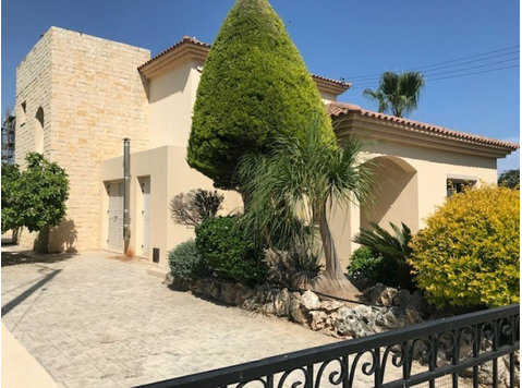 Detached 4 Bedroom villa with separate office in the sought… - منازل