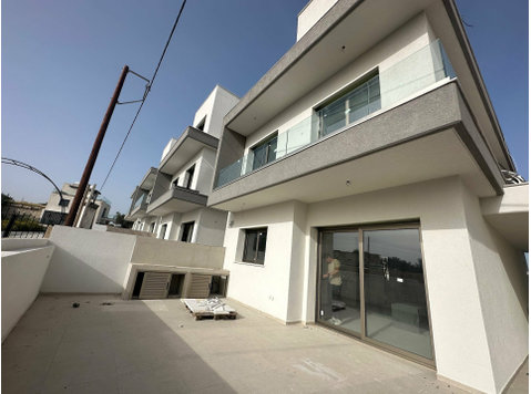 Detached, spacious, 3 level house with lovely views.
Modern… - 房子