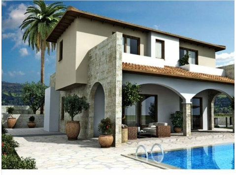Fabulous three bedroom villa is situated in the village of… - Casas