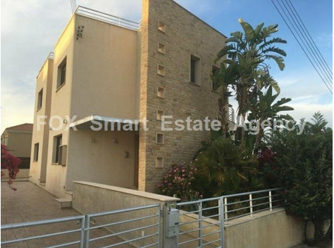 Five BEDROOM VILLA WITH SWIMMING POOLFive bedroom villa in… - בתים