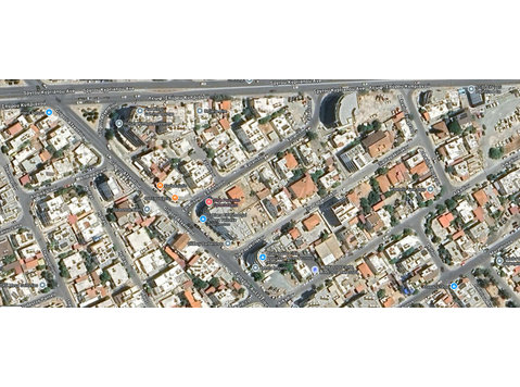 For sale is a large building plot measuring 522 m2, ideally… - Casas