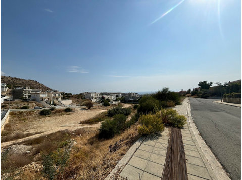 For sale is a spacious building plot measuring 907 m2,… - Куќи