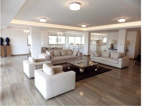 Fully renovated using only high end materials and designed… - בתים