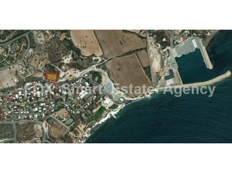LAND IN PENTAKOMOThe  1980 square meters, situated in a… - Casas