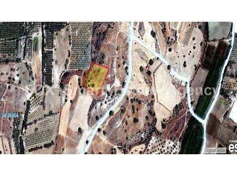 Land 4006sqm for sale in Pyrgos area with road access. With… - Häuser