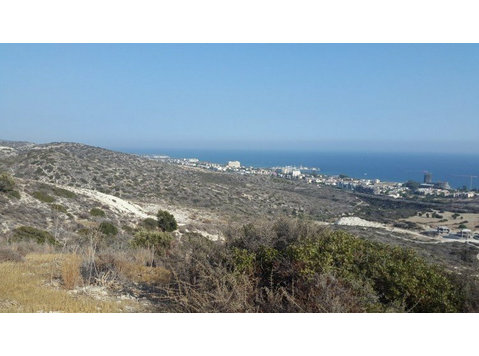 Land available in the lovely village of Agios Tychonas.… - בתים