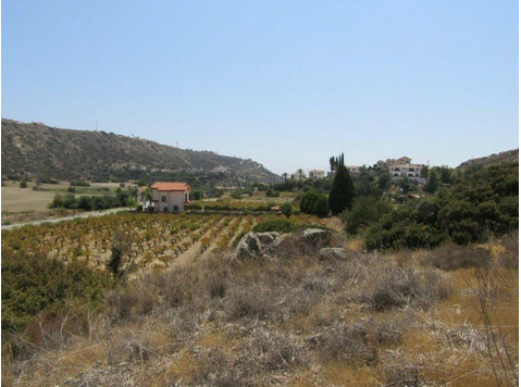 Land available in the picturesque village of Pissouri.… - Maisons