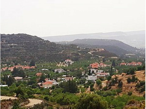 Land for sale in the lovely village of Fasoulla.  This… - Σπίτια
