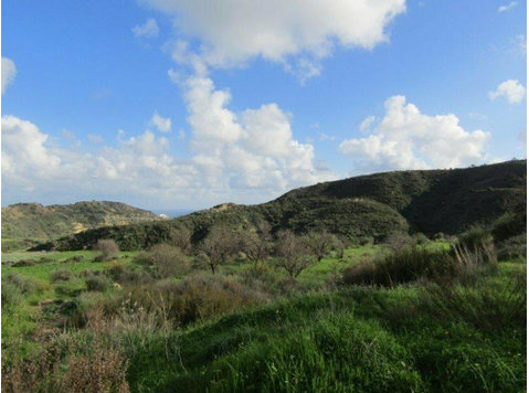 Land for sale in the lovely village of Pissouri.  This… - Domy