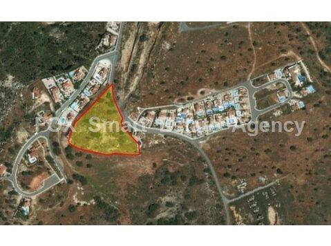 Land in Pissouri, 8696sqm Density: 20%, Cover: 20%, 1km… - Mājas