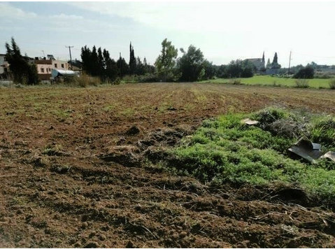 Land of 3,679  sqm located in Episkopi  village is… - Rumah