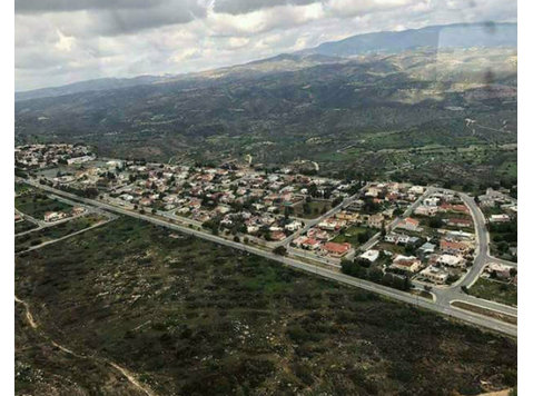 Large piece of land in Pano Kivides 30770 sq.m,6% density… - Houses