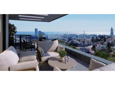 Located at an elevated location, nestled within beautiful… - Куќи