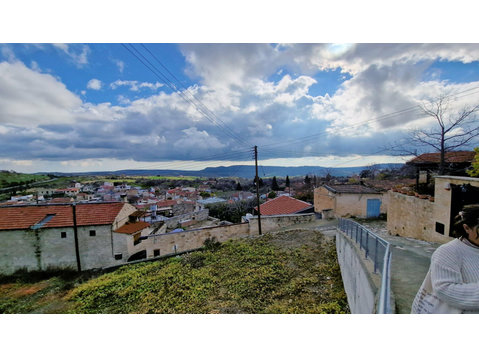 Located in the Lemesos (Limassol) district, the picturesque… - Casas