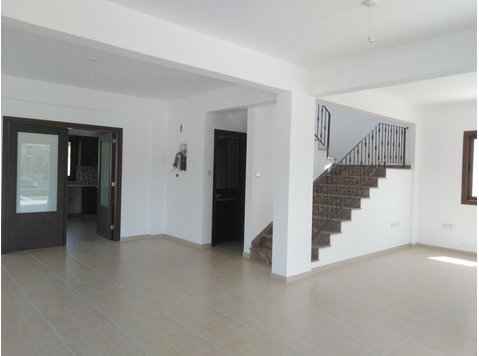 Lovely brand new four bedroom house in Eptagonia village is… - Hus
