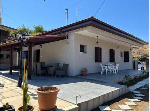 Lovely three bedroom house in Kalo Chorio village is… - Nhà