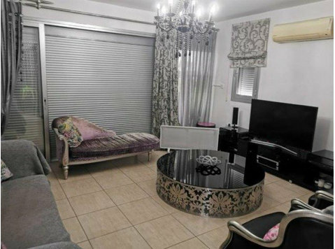 Lovely three bedroom whole floor apartment  is available in… - Házak