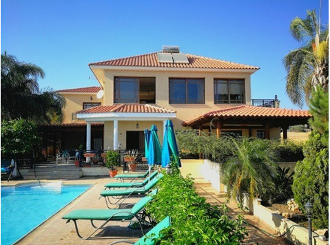 Luxury Stylish Villa in Potamos Germasogeias with Amazing… - בתים