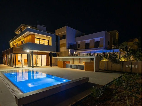 Luxury five bedroom Villa in the exclusive area of Agios… - Houses