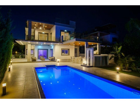 Luxury modern design custom built villa in Agios Tychonas… - Casas