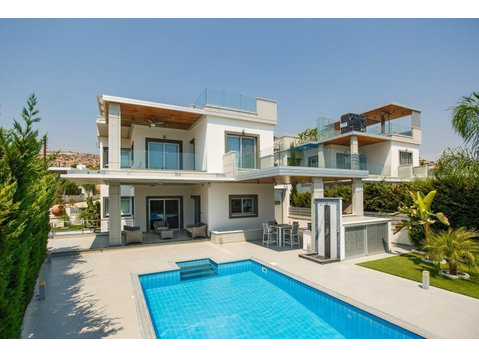 Luxury modern design custom built villa in Agios Tychonas… - Case