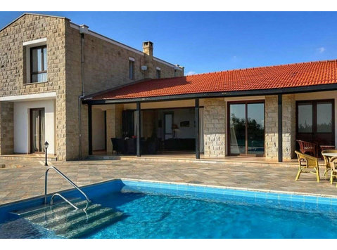 Luxury three bedroom detached villa with amazing garden and… - Maisons