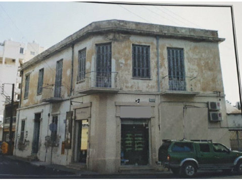 Mixed use stone building in the old town of Agia Triada… - منازل
