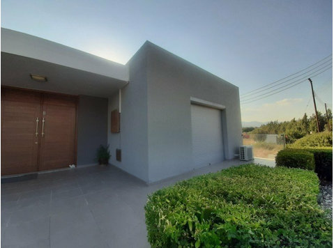 Modern four-bedroom villa, located in Pyrgos area, not far… - บ้าน