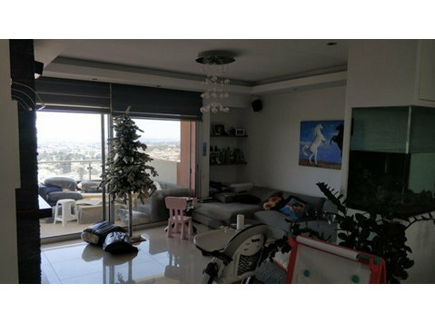 Modern very large 2 bedroom , 2 bathroom apartment in Laiki… - Casas