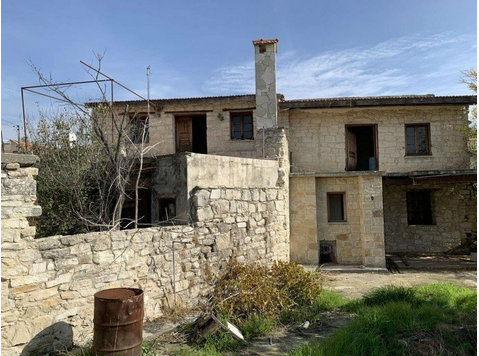 Old traditional stone house in Malia village in Limassol.… - Casas