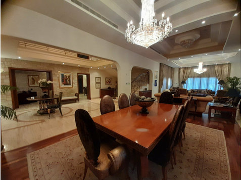 Outstanding five bedroom mansion available, near the Town… - Casas