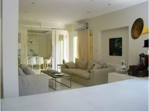 Perfectly located in Petrou &amp; Pavlou (Kapsalos area)… - Houses