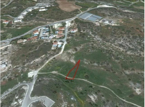 Plot 867sqm in Ayios Tychonas area. The plot has 20% cover… - Houses