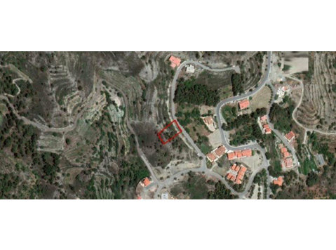 Plot available in Agros village, in Limassol.It has an area… - Huse