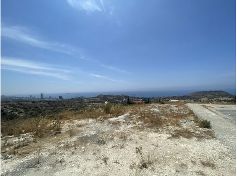 Plot located in Agios Tychon village in Limassol.It is… - Houses