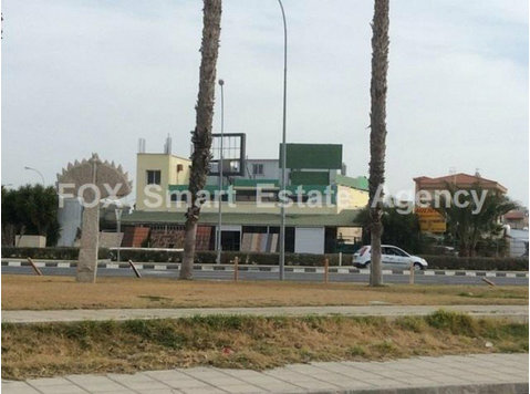 Plot size 1,609 m² on commercial road. Building with 2… - Σπίτια